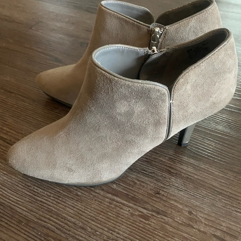 Bandolino Women’s Suede Ankle Boots Side Zip Size 9M, 3.25 Heel